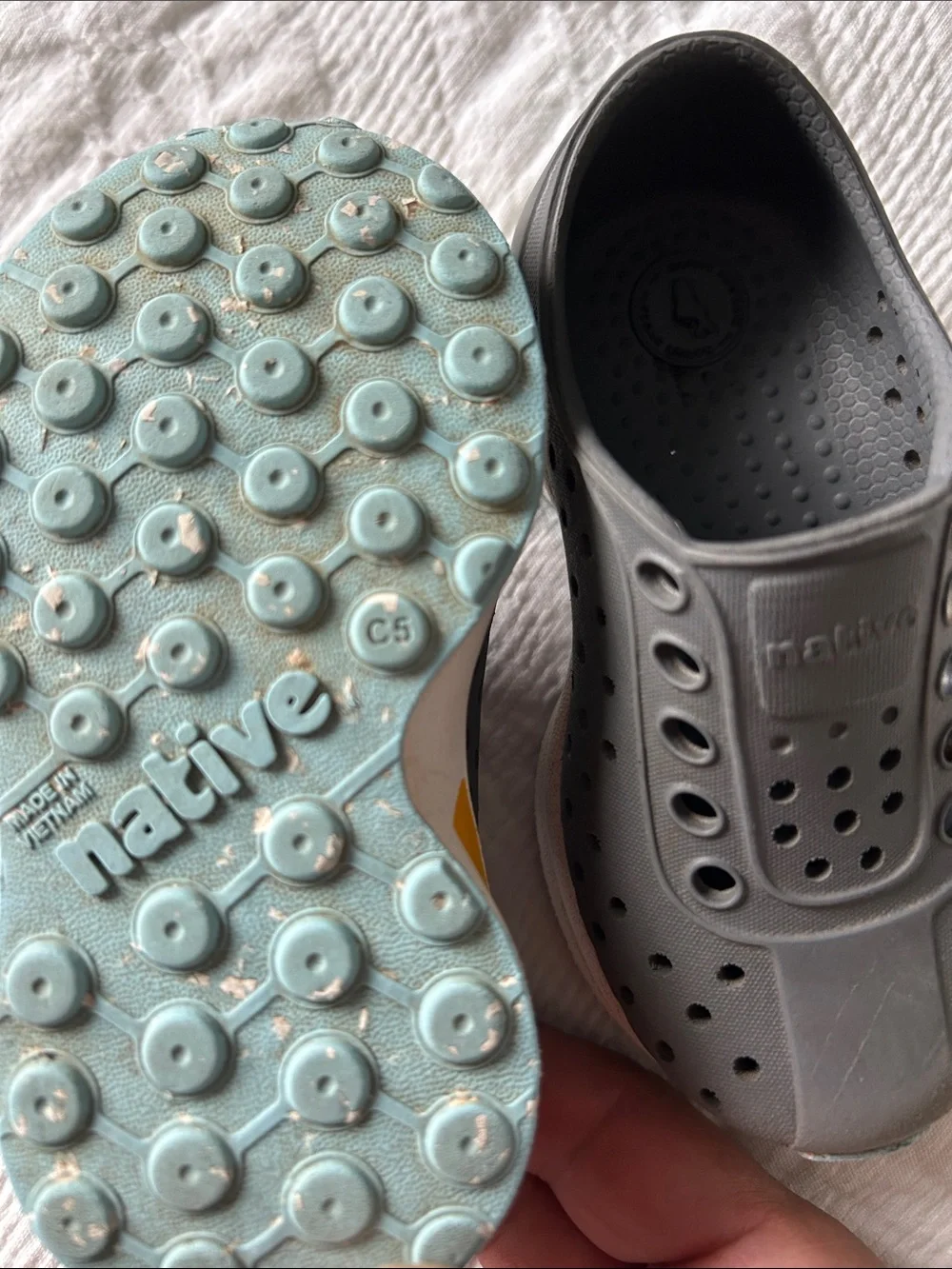 Native Sugarlite Robbie Shoe kid SZ 5, Grey comfort.
